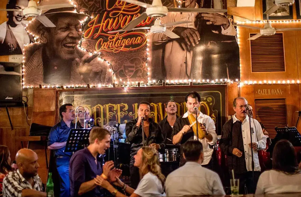 Private salsa class with professional instructor in iconic salsa bar in Cartagena, Café Havana with live salsa music.