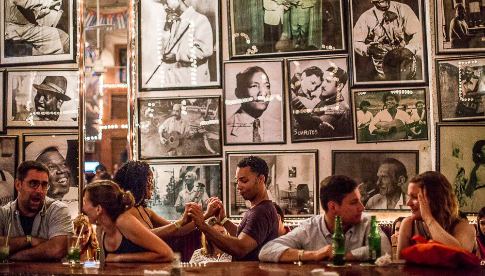 Private salsa class with professional instructor in Cartagena in iconic salsa bar Café Havana